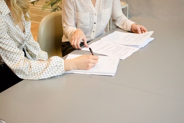 mujeres firmando un ere o erte